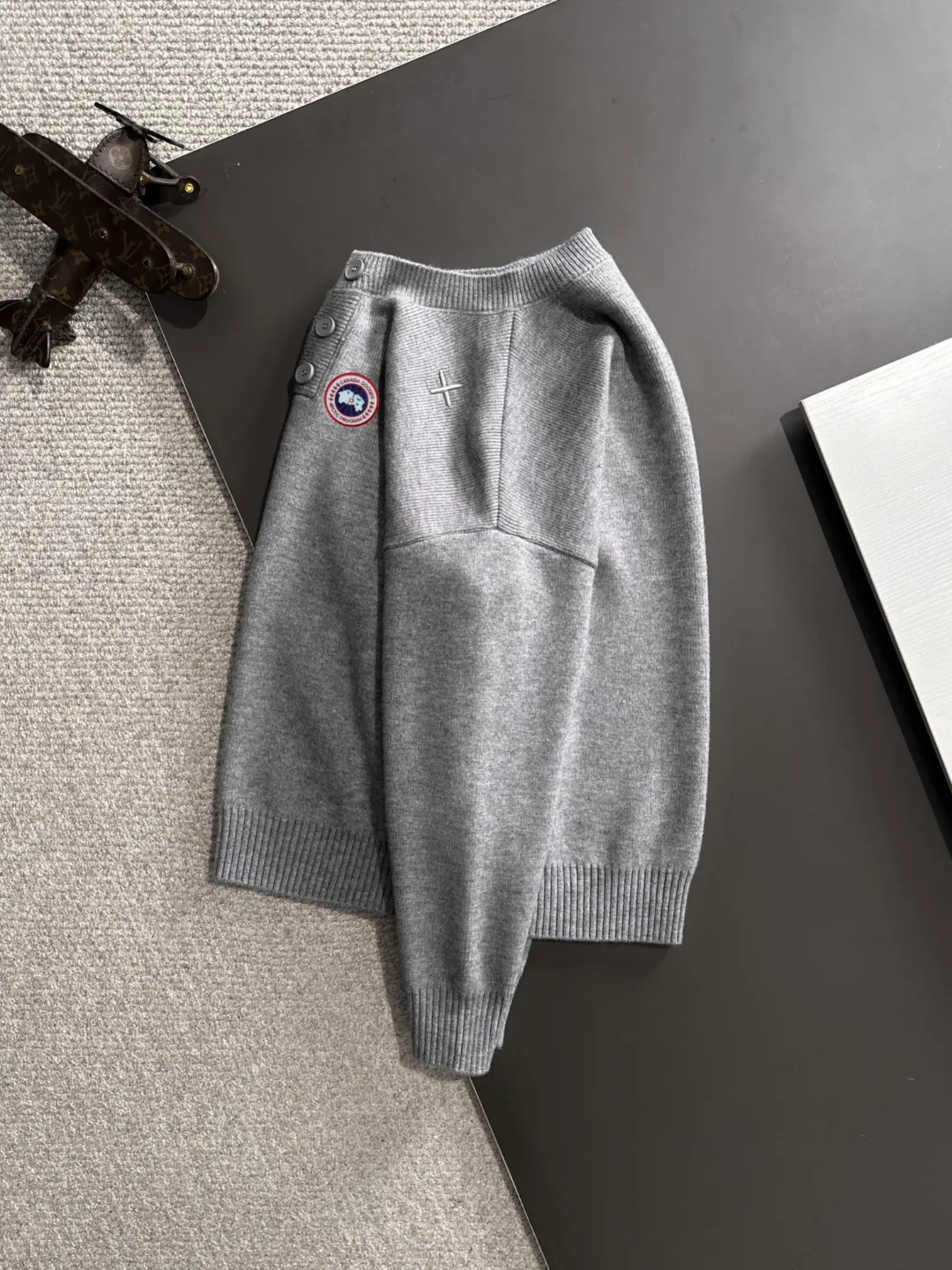 Next day shipping P360 Big Goose 2025 official website latest winter sweater, popular items are on sale at the counter simultaneously! Specially made of wool blended fabric. It feels comfortable and can be directly in contact with the skin. The logo badge is exquisitely embroidered, which is extremely eye-catching! The details highlight the fashionable charm of big brands. Exquisite workmanship. Three-dimensional cutting style. The wearing effect is invincible and handsome! All three standards are complete! Size: M-2XL